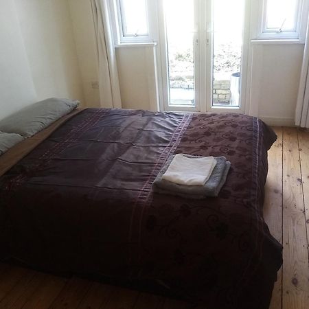 Malaika One Apartment Плъмстед Екстериор снимка